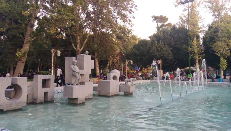 Daneshjoo-Park مجسمه پارک دانشجو